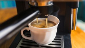 Почему стоит установить кофемашинку на работе?