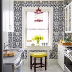 Обои на кухню: обилие палитры цветов и дизайна стенного покрытия