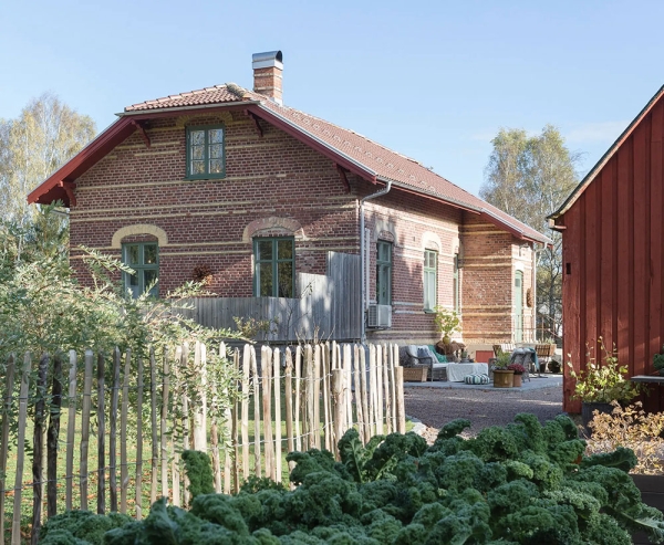Уютный дом в здании сельской станции в Швеции