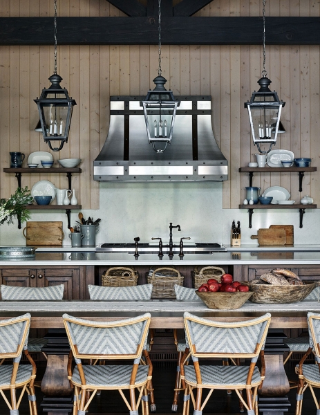 Синяя кухня и красивый текстиль: уютный дом у озера в Канаде