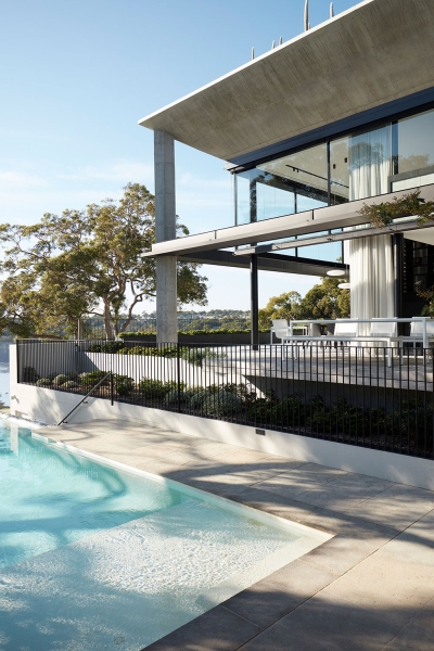 Обилие естественного света и тёмные тона: стильный дом с видом в Сиднее