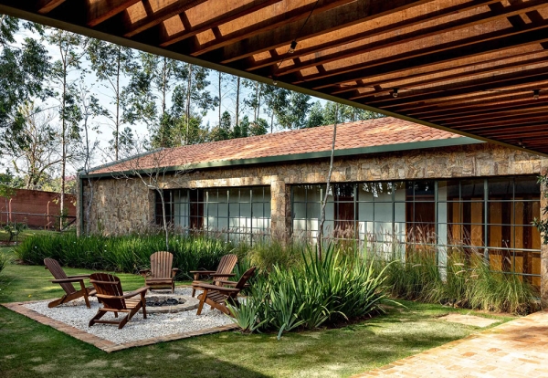 Красный кирпич и стеклянный потолок: дом в индустриальном стиле в Бразилии