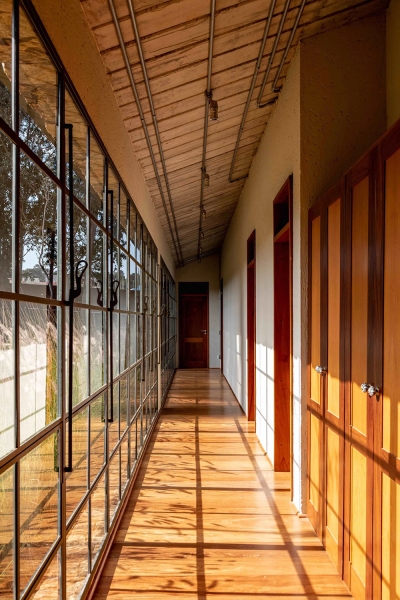Красный кирпич и стеклянный потолок: дом в индустриальном стиле в Бразилии