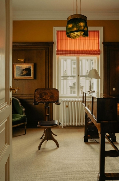 Великолепные апартаменты в Вене с красной кухней и винтажной мебелью