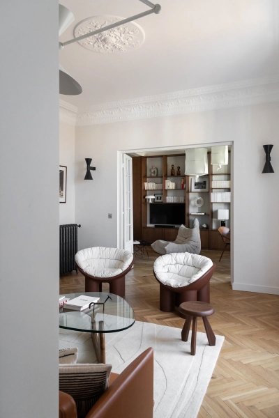 Лепнина, мрамор и модная мебель: квартира в Ницце