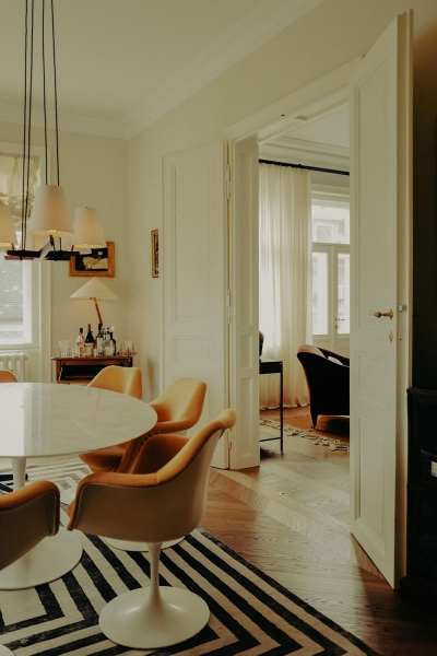 Великолепные апартаменты в Вене с красной кухней и винтажной мебелью