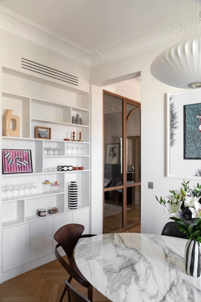 Лепнина, мрамор и модная мебель: квартира в Ницце