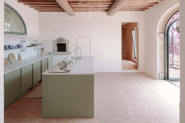 Минимализм, терракота и дерево: реконструкция фермерского дома в Тоскане