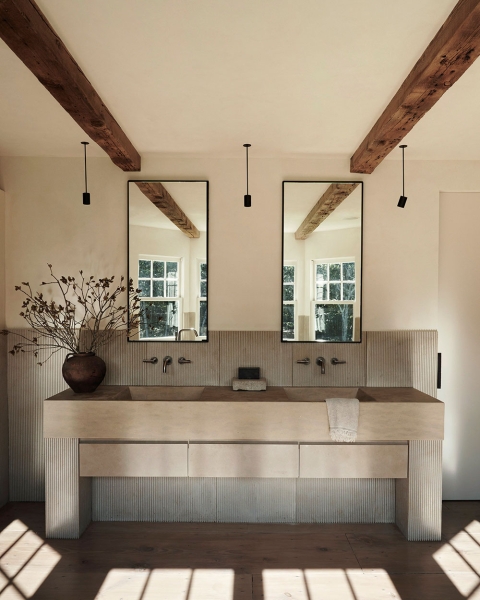 Великолепный микс эстетичного дизайна и традиционных элементов в доме дизайнера Jordan Carlyle