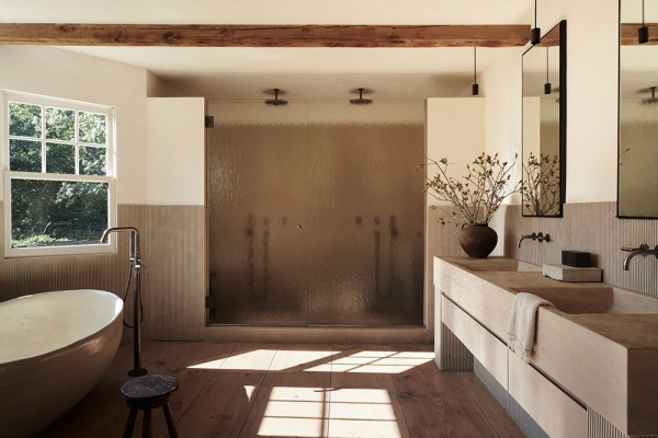 Великолепный микс эстетичного дизайна и традиционных элементов в доме дизайнера Jordan Carlyle