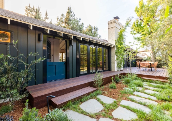 Яркий интерьер загородного дома дизайнера в США