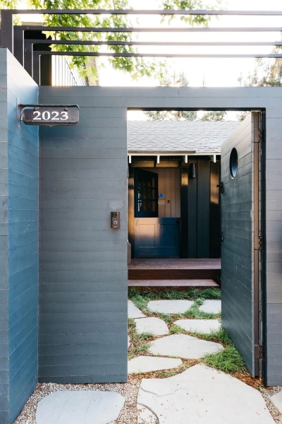 Яркий интерьер загородного дома дизайнера в США